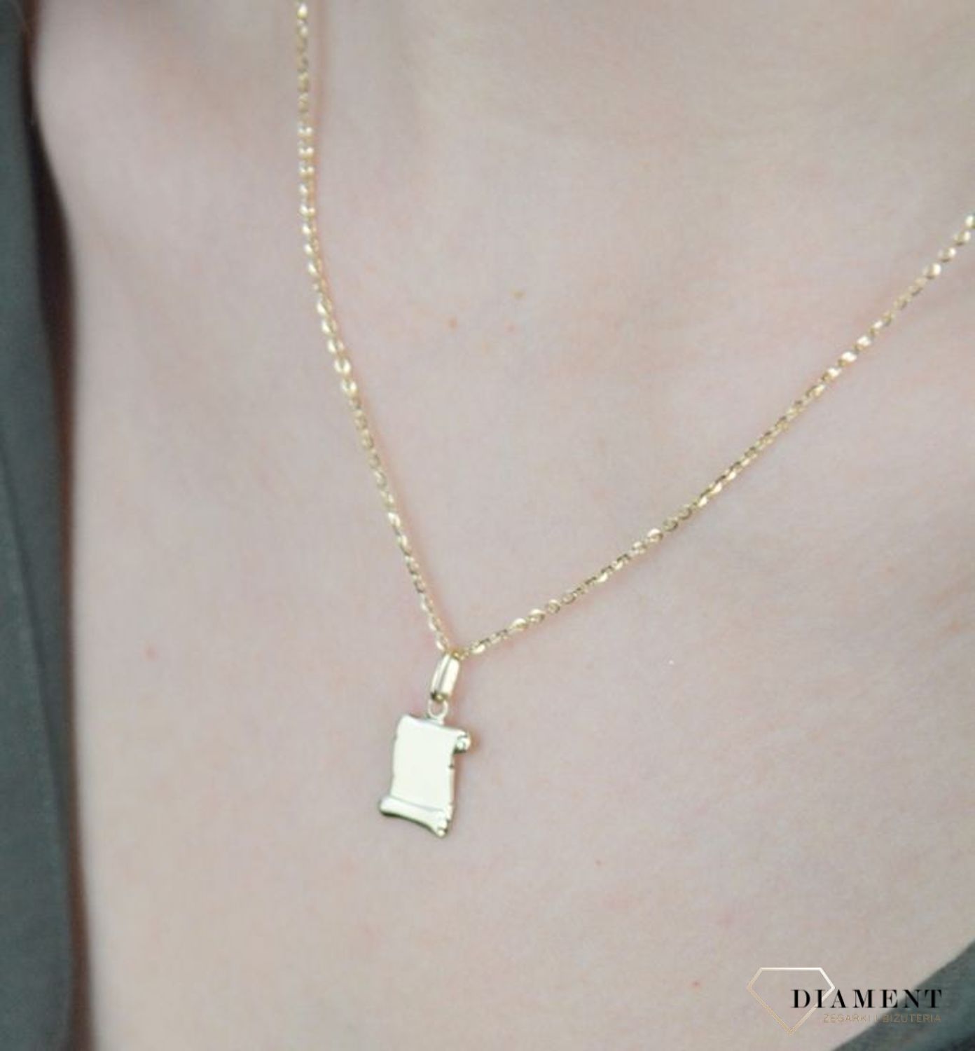 Złota zawieszka 585 nieśmiertelnik 'Papirus' z miejscem na grawer ZA 1766C. Złota zawieszka w formie papirusu. Oryginalna zawieszka doskonała na prezent dla kobiety kochającej oryginalne dodatki. Wisiorek ze złota idealnie sprawdzi s.jpg